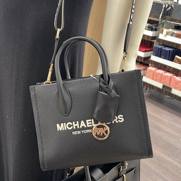 MICHAEL KORS
Mirella Small Pebbled Leather Crossbody Bag
COLOR BLACK COMBO
NWT - Picture 7 of 13